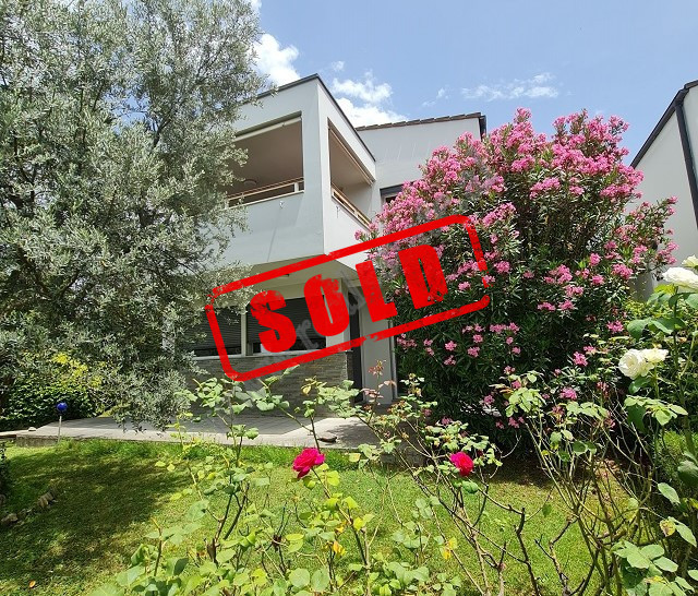 Villa for sale in the Lunder area, part of a well-known compound, Long Hill Residence.
It has an in